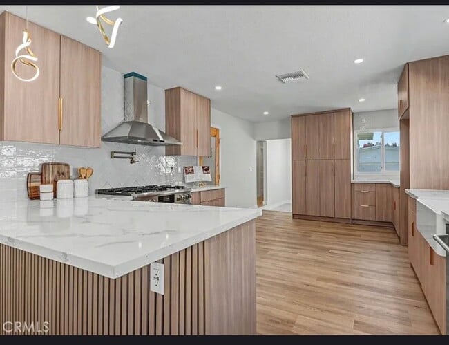 1933 W 43rd Pl