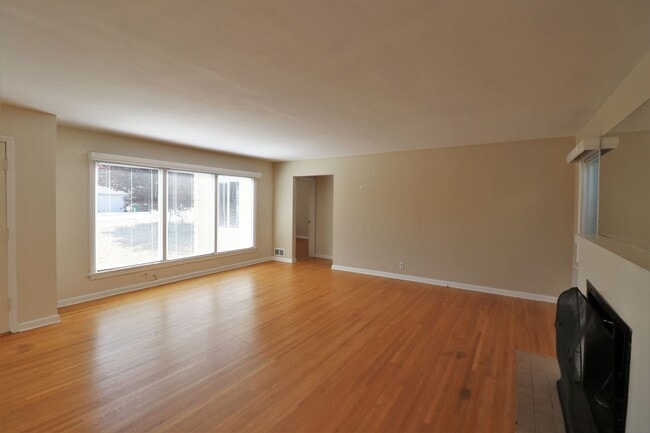 Photo - 2 Bedroom 1 Bathroom House in Wedgwood!