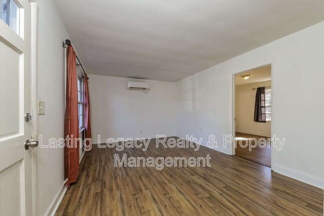Photo - 238 Bond St