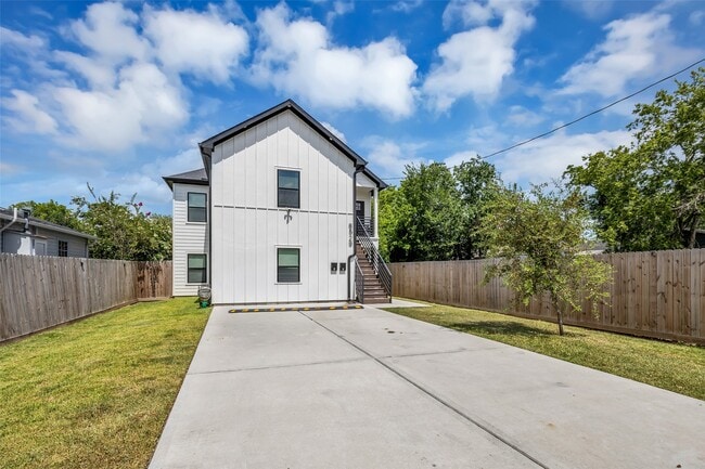 Photo - 8529 Dosia St