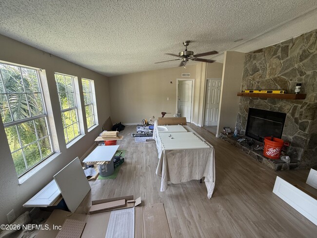 Photo - 7922 Hastings St