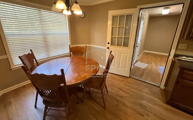 Photo - 1095 Carriage Dr S
