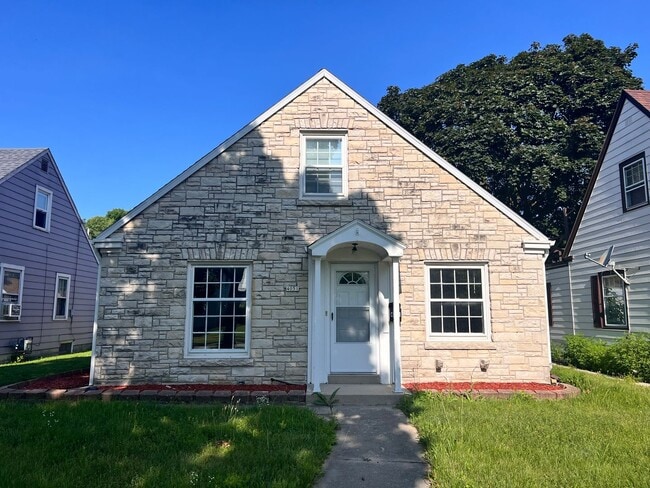 Building Photo - 3 Bedroom 1 Bathroom Single Family Available
