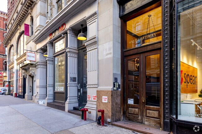 Photo - 652 Broadway