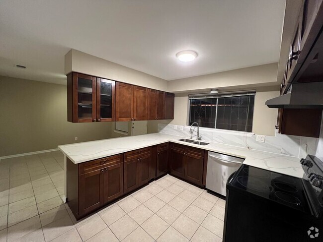 Building Photo - 1831 Sherwood Forest St Rental