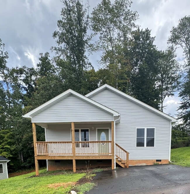Building Photo - "Charming 3-Bedroom Retreat with 2 Full Ba... Rental