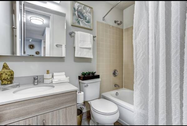 Photo - 1115 N Dearborn St