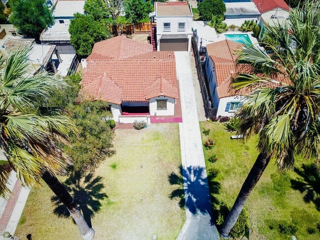 Building Photo - Wood Street Charmer - 3 Bed / 2 bath (Front House)