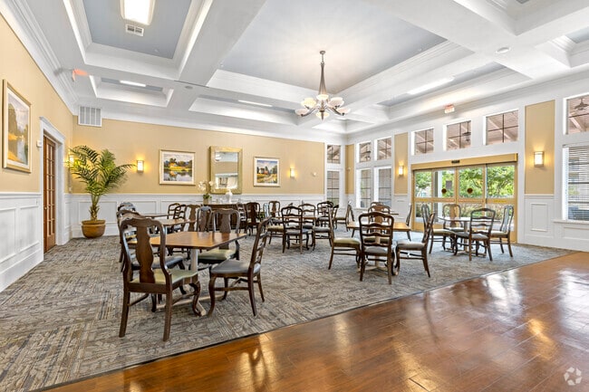 Amplia sala comunitaria - Sylvia at South Broadway 55+ Apartments