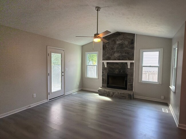 Photo - NEW LISTING!!