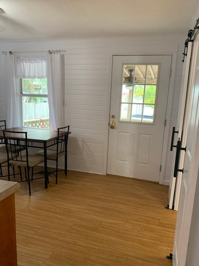 Covered front porch - 118 E Lakeshore Dr Unit B