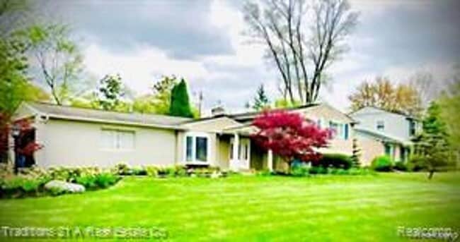 Building Photo - COMING SOON! Elegant 4-Bedroom Home in Pri...
