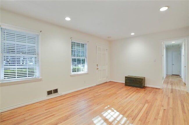 Photo - 2476 Woodside Way