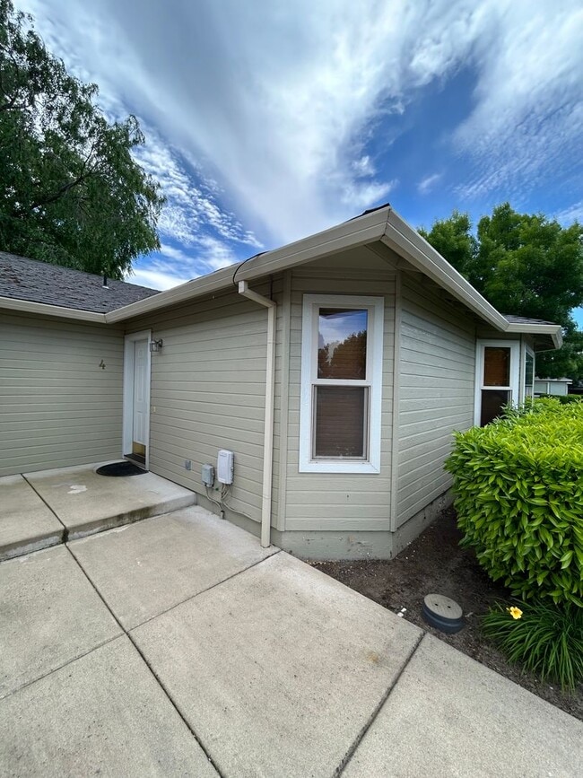 Photo - Coming Soon!!Three Bedroom for lease in Me...