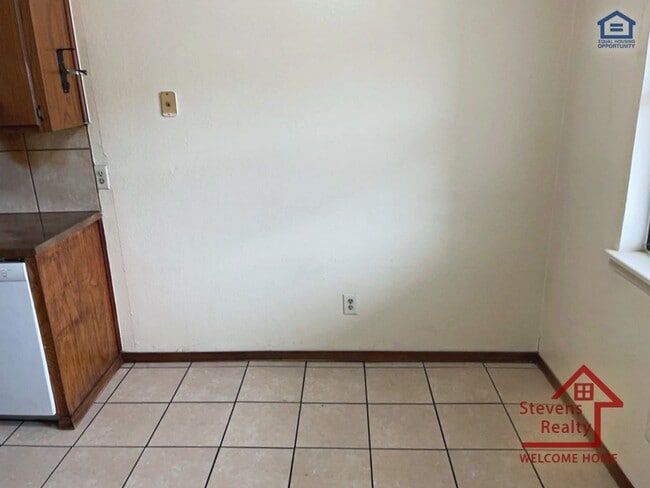 Photo - 1912 SW D Ave