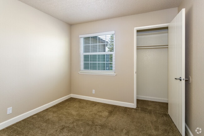 2HAB, 1BA -850SF - Courtside Village Apartments