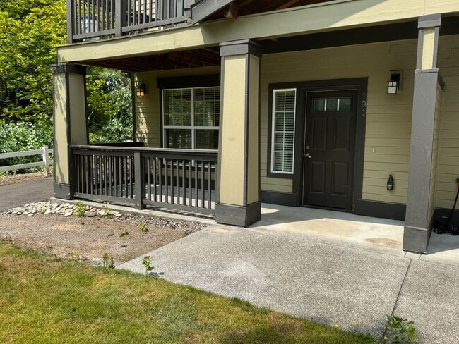 Building Photo - Beautiful 1br Condo in Sherwood. End Unit 101