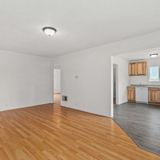 Living/Dining - 1132 SW Rogue River Ave