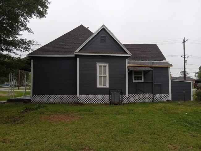 Photo - 690 Avenue E