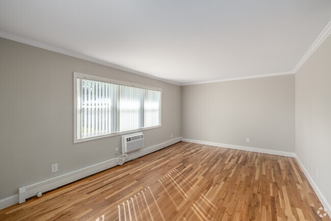 2BR, 1BA - 1,044SF - Living Room