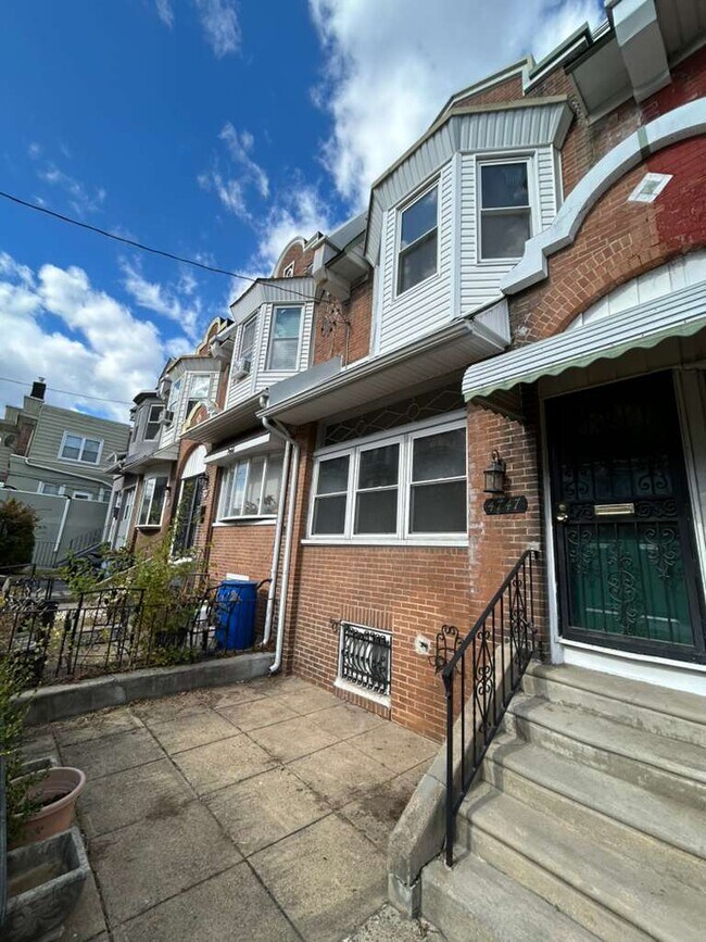 Photo - 4747 Sansom St