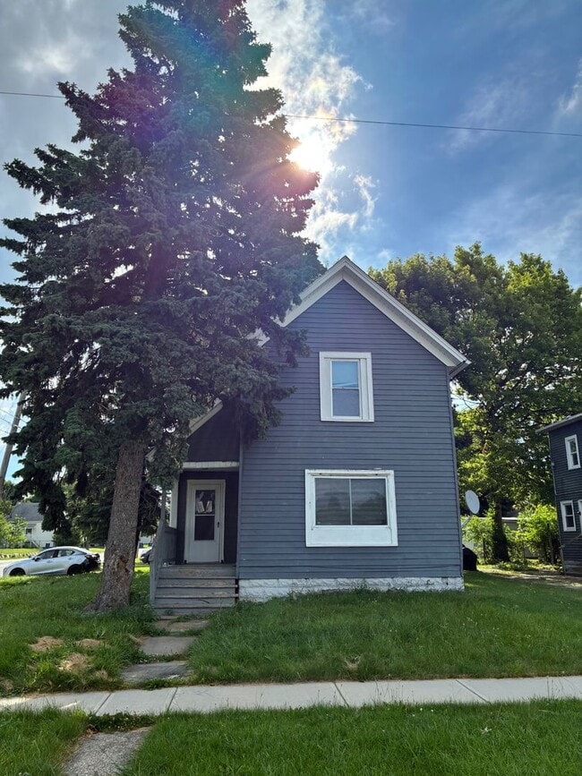 Building Photo - Charming 3-Bedroom Property in Prime Location