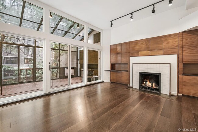 Photo - 322 E 50th St