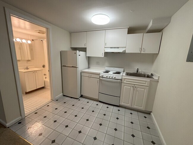 Building Photo - 1247 Beacon St