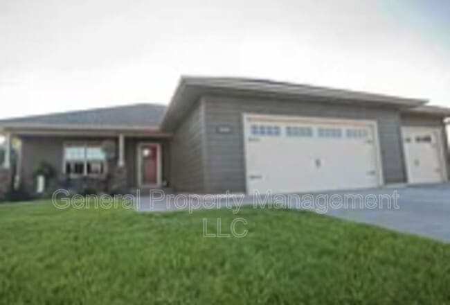 Building Photo - Beautiful 4 bed, 3 bath single-family home with attached 3-car garage in quiet residential neighb...