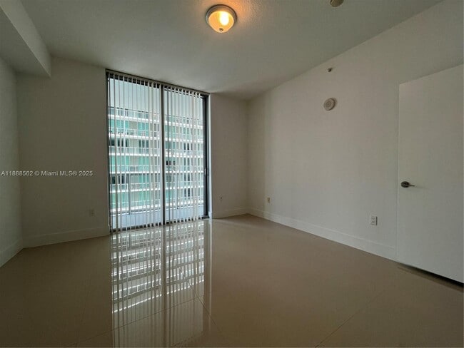 Photo - 79 SW 12th St Unidad 2608-S