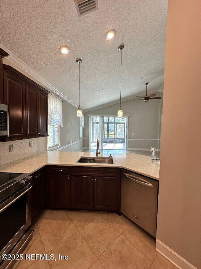 Photo - 943 Hazeltine Ct