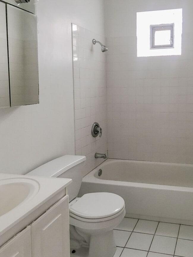 Photo - 3056 N Greenview Ave Unit 3
