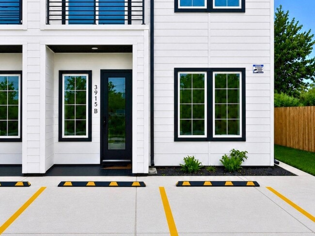 Photo - 3915 Tuam St