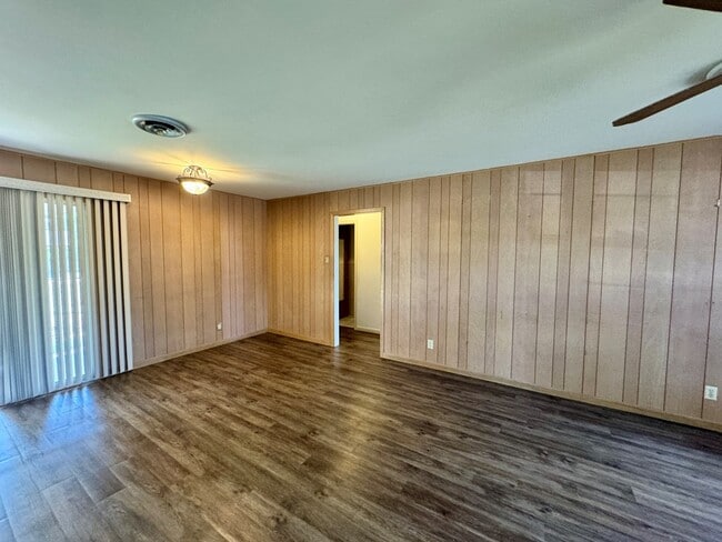 Photo - 719 Lake Dr