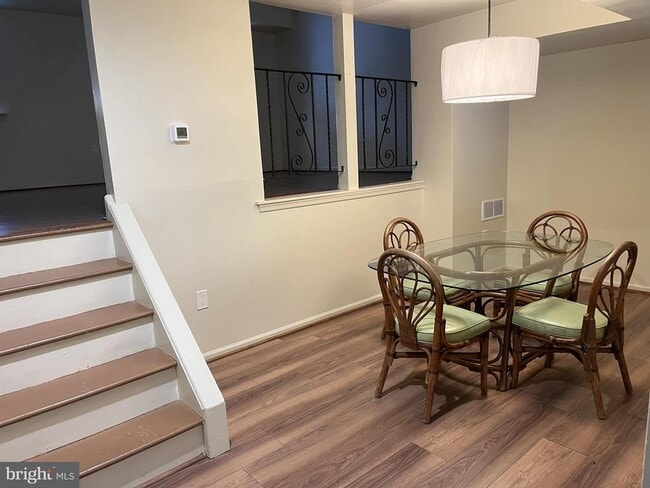 Photo - 185 Stirling Ct