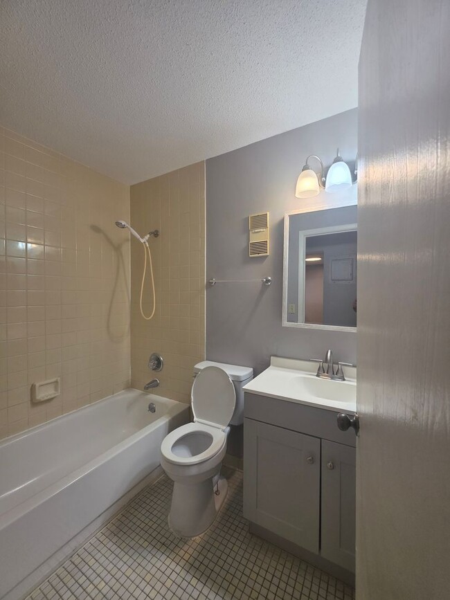 Photo - ** HALF OFF 1ST MONTH'S RENT WITH 13 MONTH LEASE ** Unidad 311-211