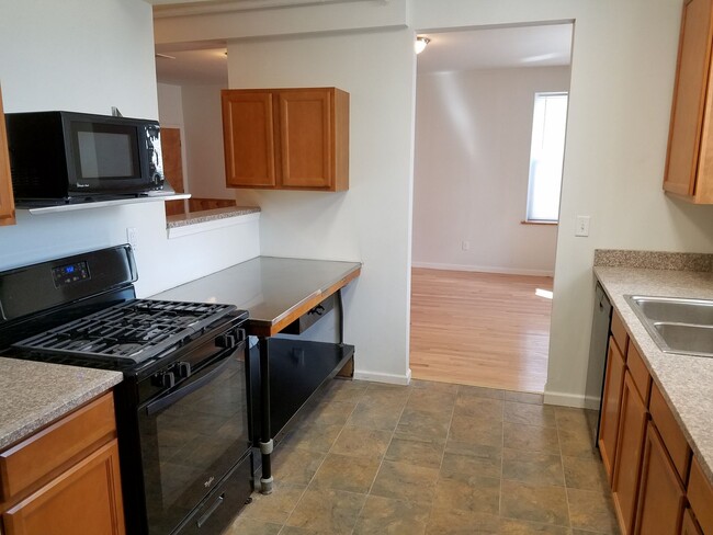 Building Photo - Incredibly Spacious 3 Bedroom / 3 Bathroom...