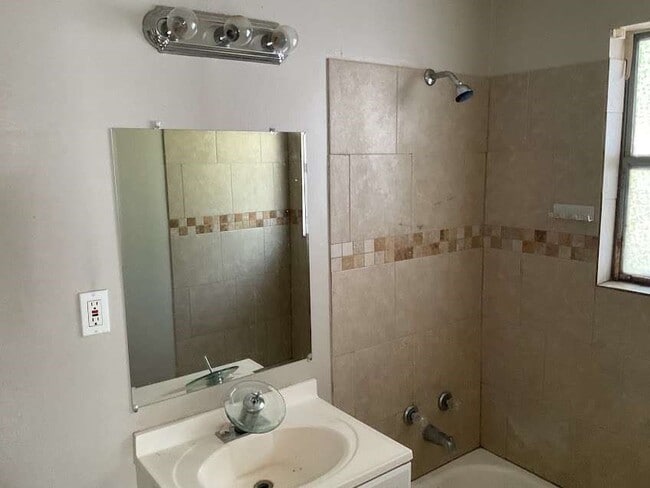 Photo - 401 Farrer St
