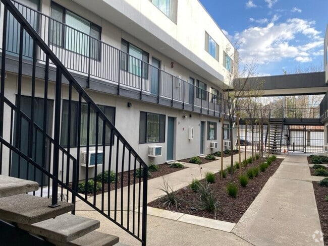 Building Photo - ** $1500 Off First Month's Rent!** Renovat... Unit 16 North Rental