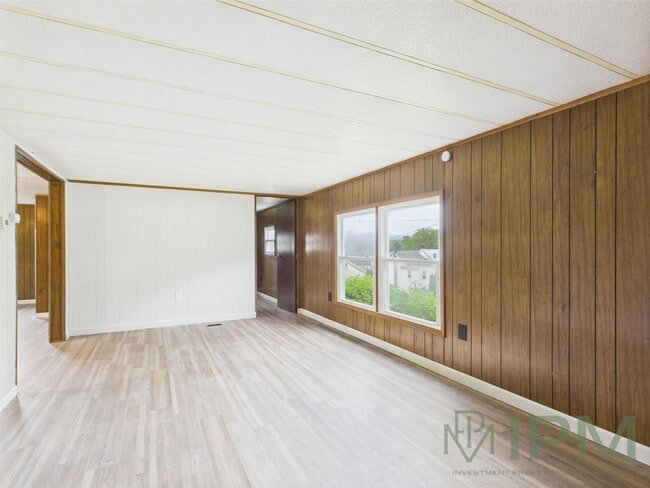 Building Photo - Available Now! Charming 3 Bedroom 1.5 Bath...