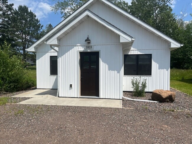 Building Photo - AVAILABLE JULY - Modern Farmhouse Style 2 Bed 1 Bath Home