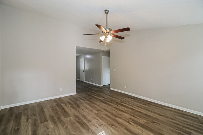 Photo - 1394 Luther Way