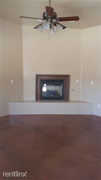 Primary Photo - 3331 E Bermuda St