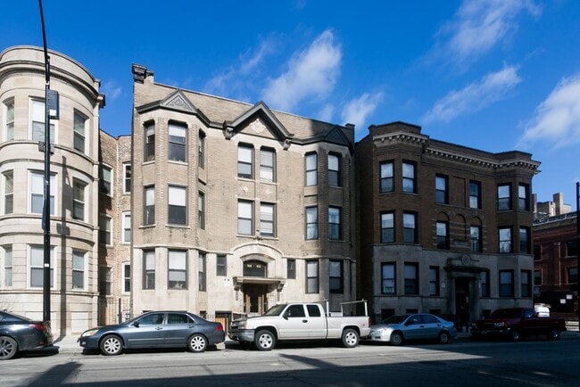 Building Photo - 902 W Montrose Ave Unit A00C Rental