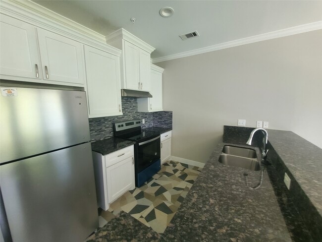 Building Photo - 501 E Davis St Unit 2 Rental