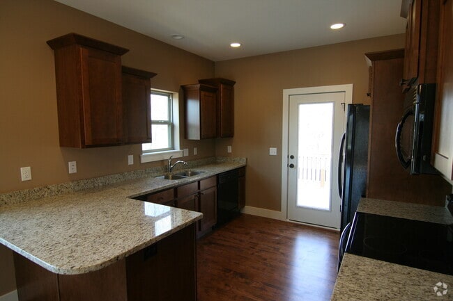 Building Photo - 4 Bedroom, 3 bath close to University and ... Rental
