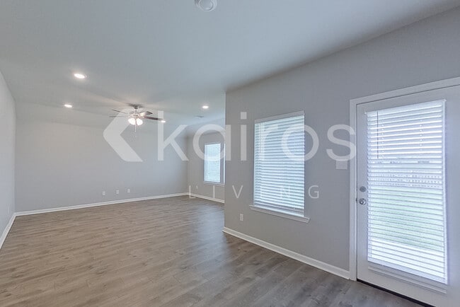 Photo - 113 Yardley Ct