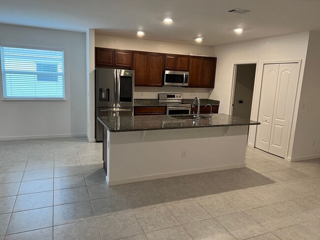 Photo - 121 College St