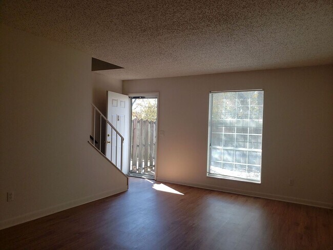 Photo - Spacious 1 Bedroom, 1.5 Bath Townhouse – Minutes from Nashville Unidad 214B