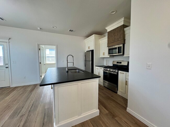 Photo - 704 Hornady St